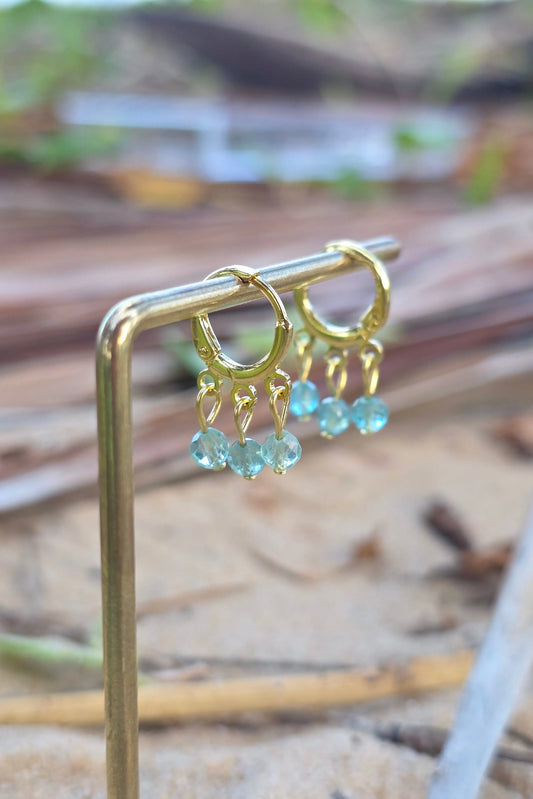 Brincos Duna Delicadeza (Finom) da Körössy — semijoia banhada a ouro 18k com apatita neon, feitos à mão.