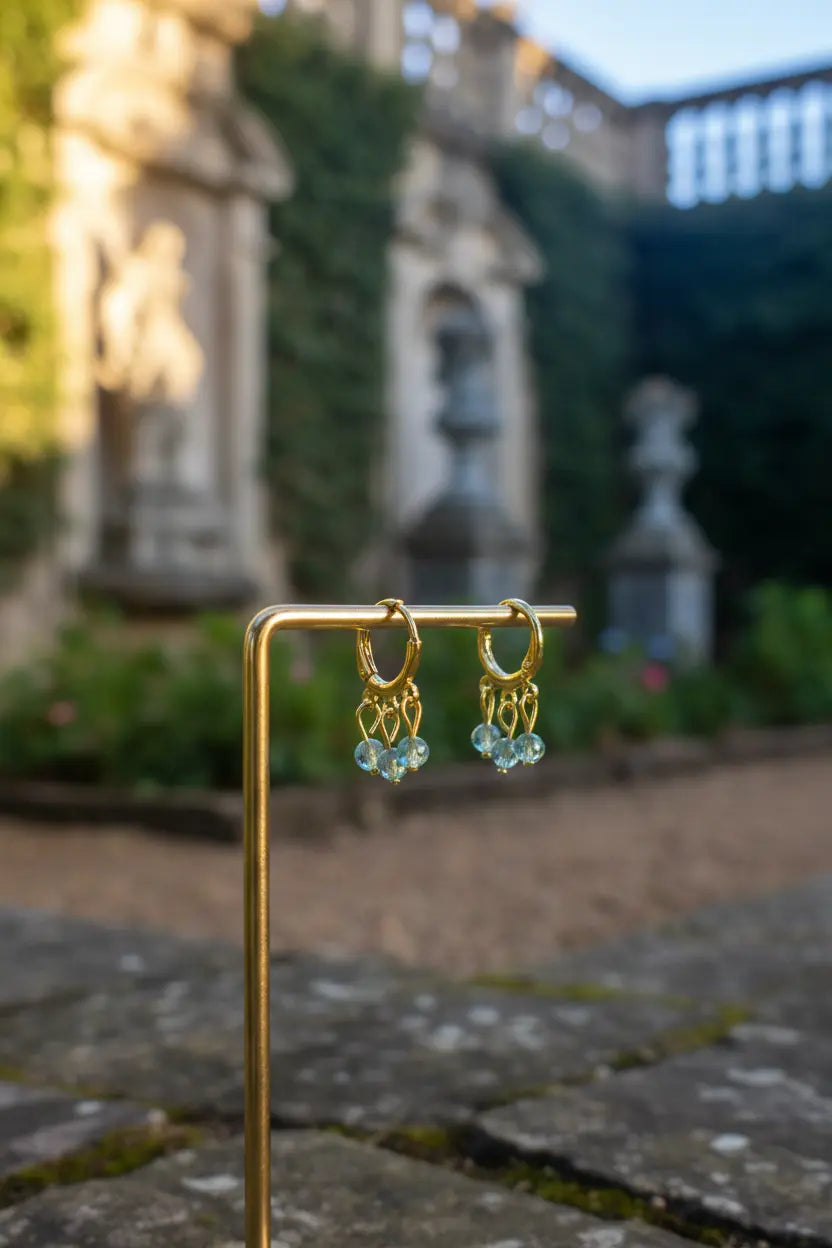 Brincos Duna Delicadeza (Finom) da Körössy — semijoia banhada a ouro 18k com apatita neon, feitos à mão.