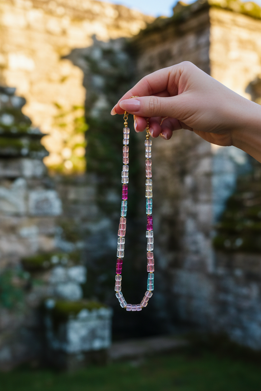 Colar Élénk Arco-Íris (Szivárvány Fény) da Körössy — semijoia banhada a ouro 18k com fluorita arco-íris e cristal austríaco, feito à mão.