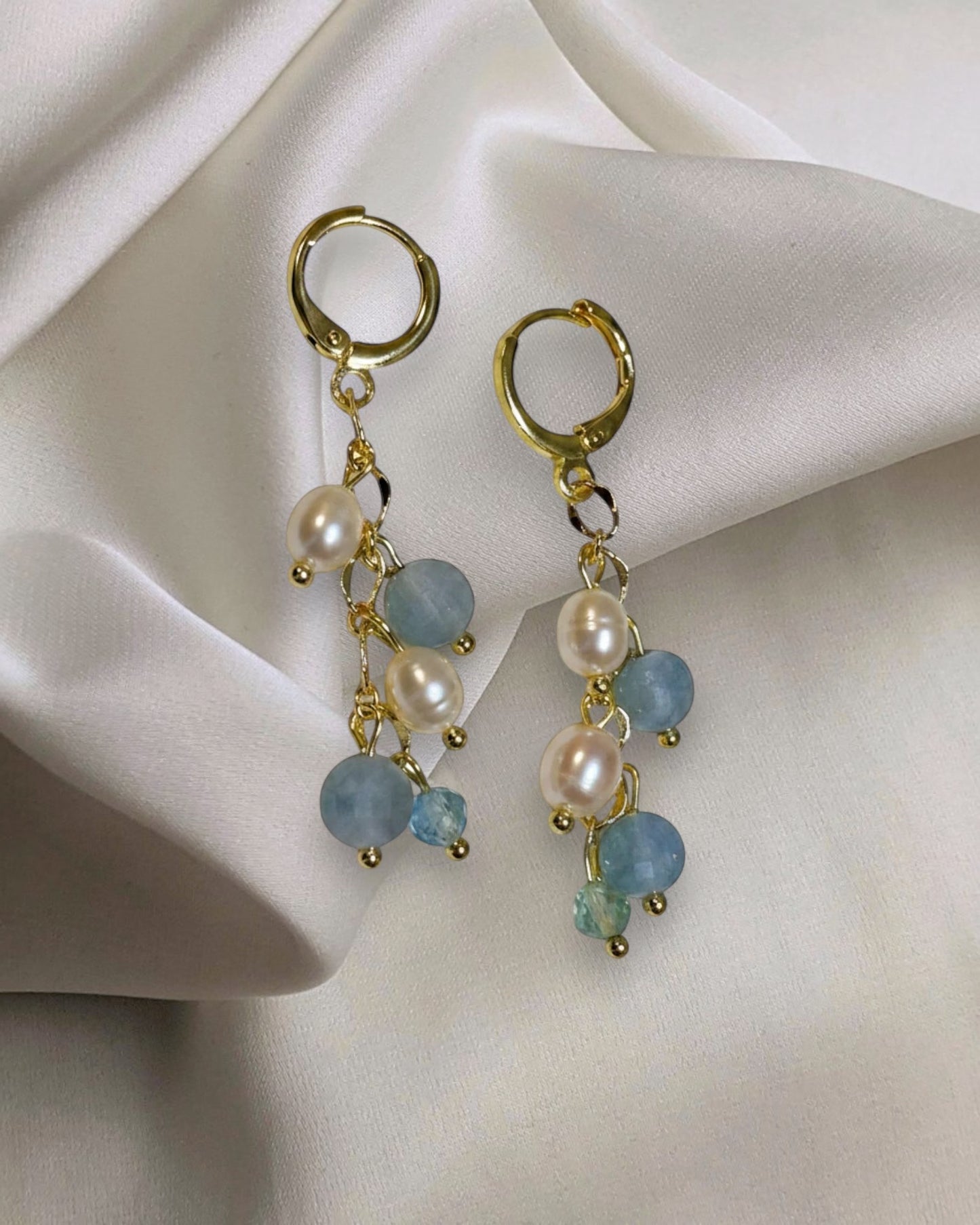 KÖRÖSSY brincos dourados com pérolas e pedras azuis de água-marinha, estilo cascata.