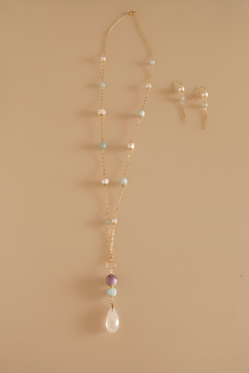 Colar Duna Manhã (Reggel) da Körössy — semijoia banhada a ouro 18k com água-marinha, ágata, pérola e quartzo cristal, feito à mão.