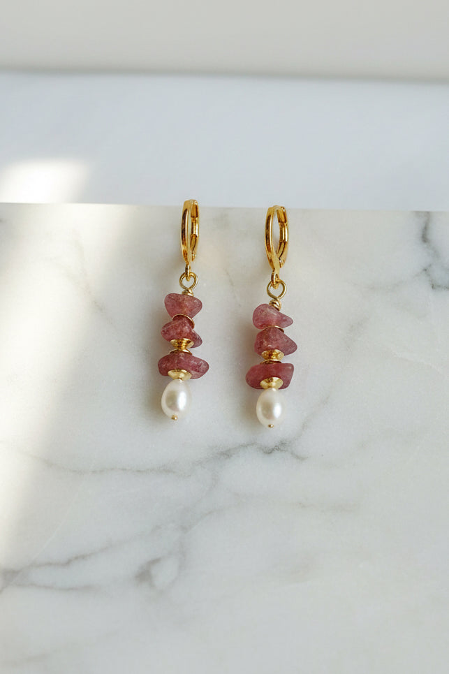 Brincos Élénk Paixão (Szenvedély) da Körössy — semijoia banhada a ouro 18k com turmalina rosa e pérola, feitos à mão.