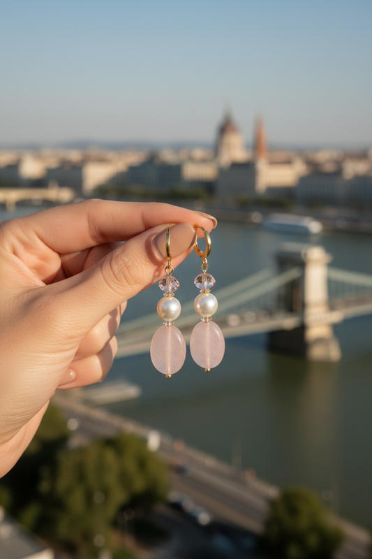 Brincos Pasztell Luz Rosa (Rózsa Fény) da Körössy — semijoia banhada a ouro 18k com jade rosa, pérola e cristal austríaco, feitos à mão.