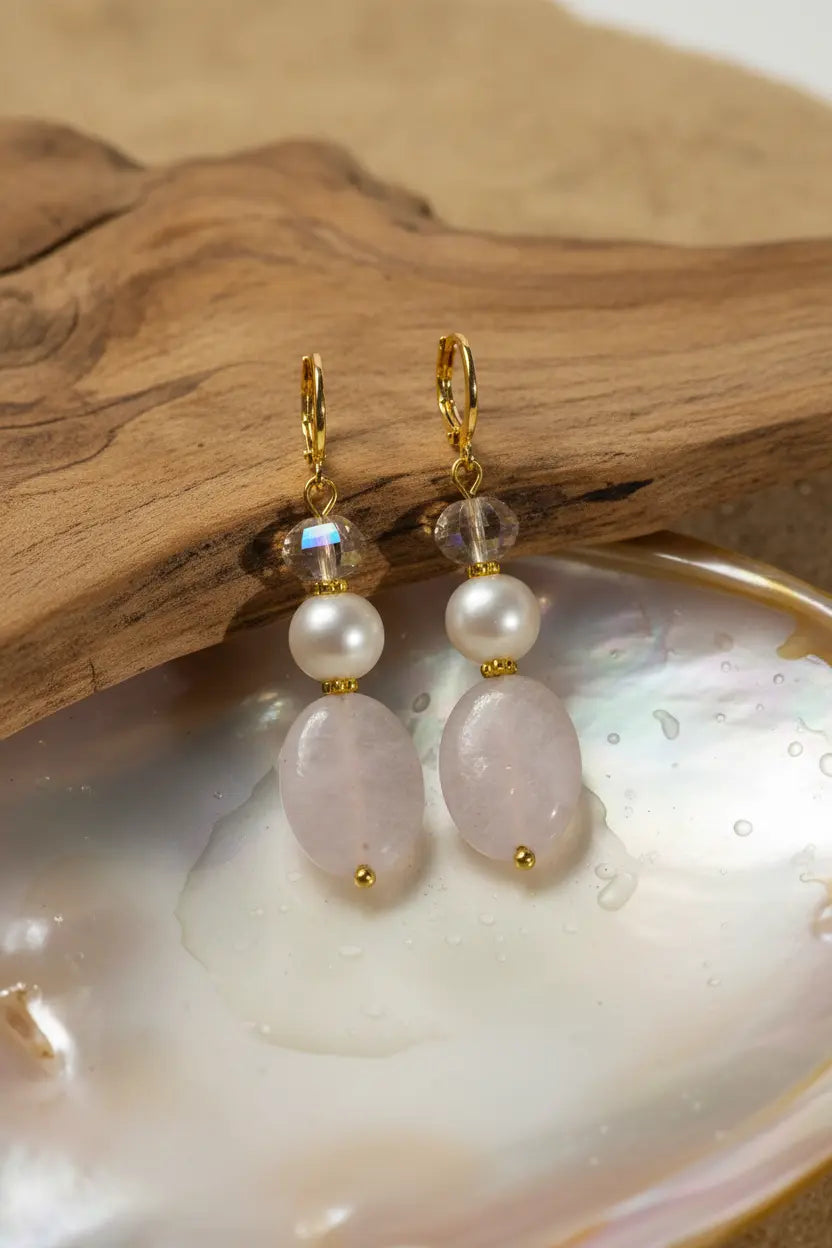 Brincos Pasztell Luz Rosa (Rózsa Fény) da Körössy — semijoia banhada a ouro 18k com jade rosa, pérola e cristal austríaco, feitos à mão.