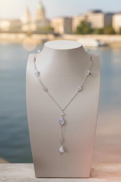 Colar Éteri Fény da Körössy — joia em prata 925 com pérola Biwa, pedra da lua e quartzo rosa, feito à mão.