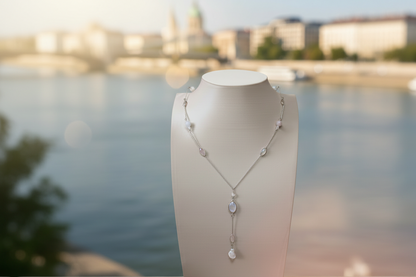 Colar Éteri Fény da Körössy — joia em prata 925 com pérola Biwa, pedra da lua e quartzo rosa, feito à mão.