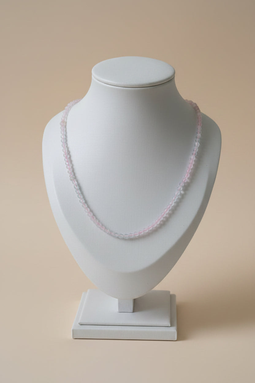 Colar Pasztell Névoa Rosa (Rózsaköd) da Körössy — semijoia banhada a ouro 18k com morganita, feito à mão.