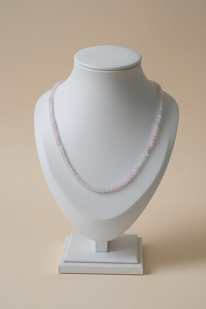 Colar Pasztell Névoa Rosa (Rózsaköd) da Körössy — semijoia banhada a ouro 18k com morganita, feito à mão.