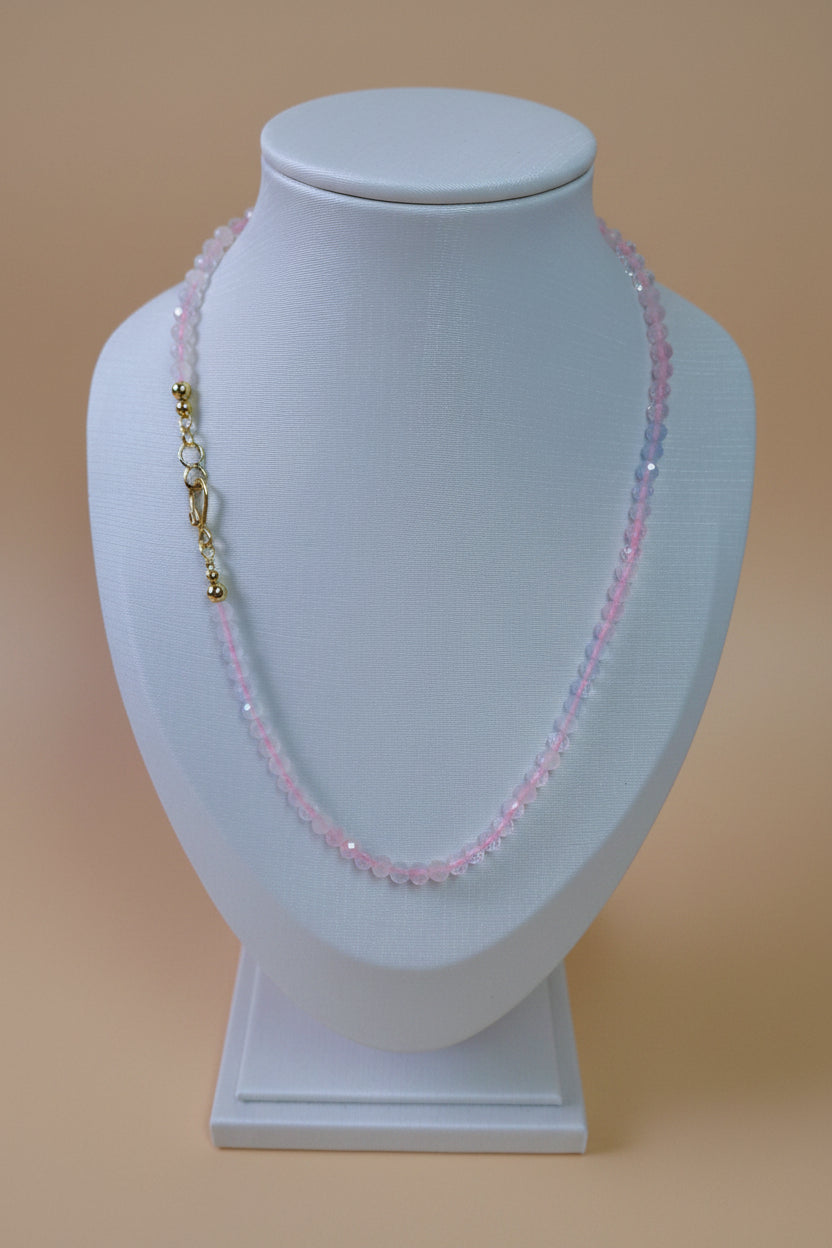 Colar Pasztell Névoa Rosa (Rózsaköd) da Körössy — semijoia banhada a ouro 18k com morganita, feito à mão.