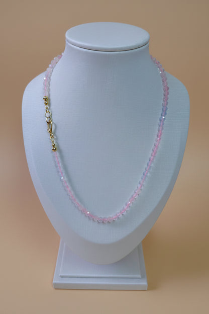 Colar Pasztell Névoa Rosa (Rózsaköd) da Körössy — semijoia banhada a ouro 18k com morganita, feito à mão.