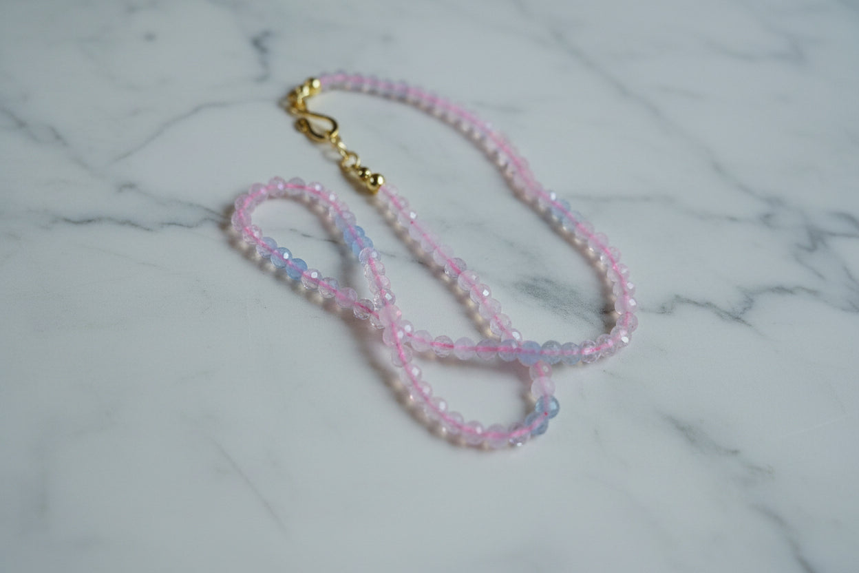 Colar Pasztell Névoa Rosa (Rózsaköd) da Körössy — semijoia banhada a ouro 18k com morganita, feito à mão.