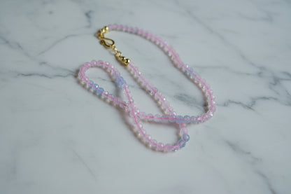 Colar Pasztell Névoa Rosa (Rózsaköd) da Körössy — semijoia banhada a ouro 18k com morganita, feito à mão.