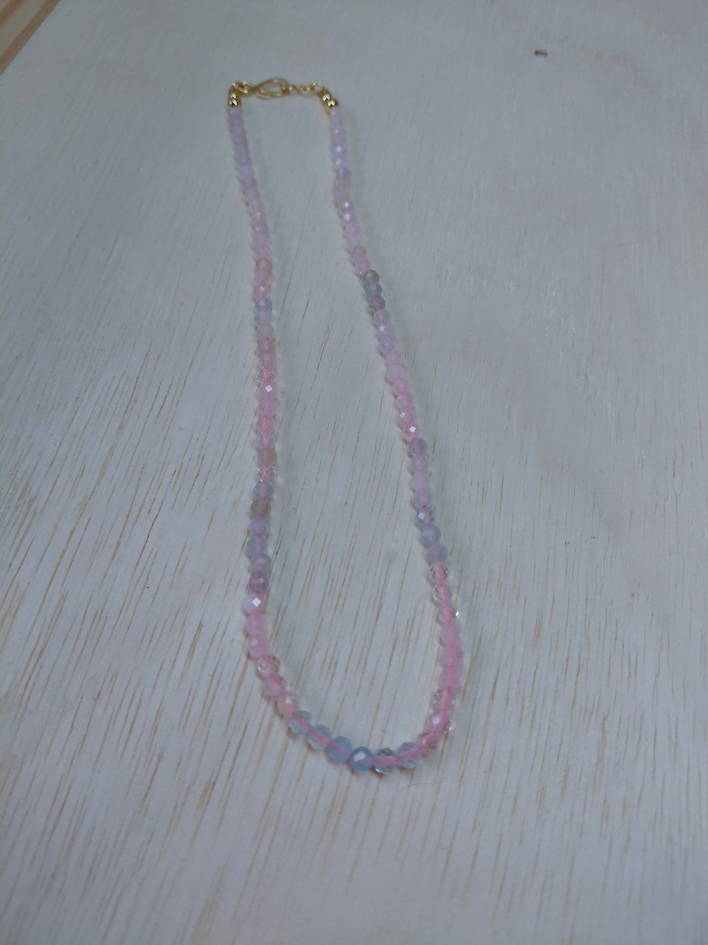 Colar Pasztell Névoa Rosa (Rózsaköd) da Körössy — semijoia banhada a ouro 18k com morganita, feito à mão.