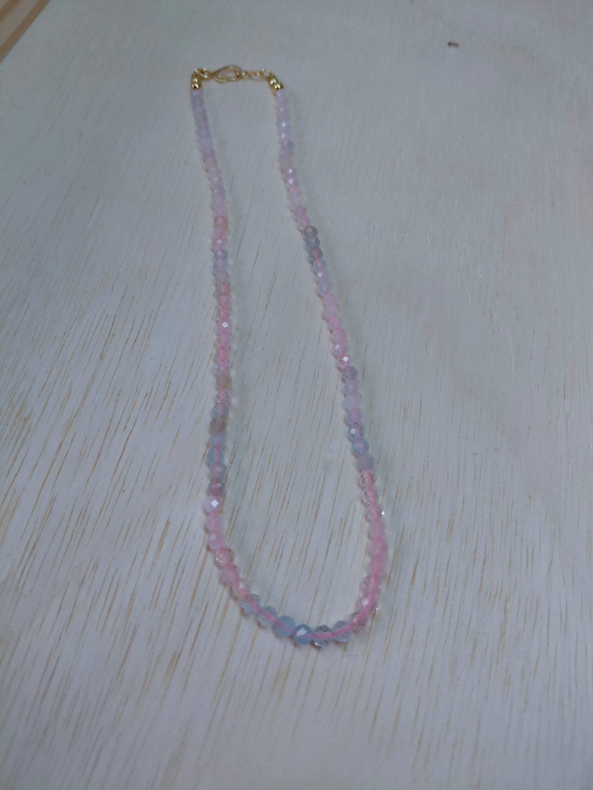 Colar Pasztell Névoa Rosa (Rózsaköd) da Körössy — semijoia banhada a ouro 18k com morganita, feito à mão.