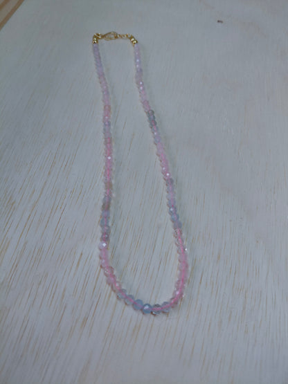 Colar Pasztell Névoa Rosa (Rózsaköd) da Körössy — semijoia banhada a ouro 18k com morganita, feito à mão.