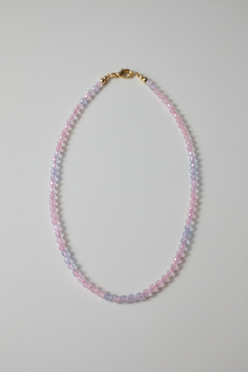 Colar Pasztell Névoa Rosa (Rózsaköd) da Körössy — semijoia banhada a ouro 18k com morganita, feito à mão.