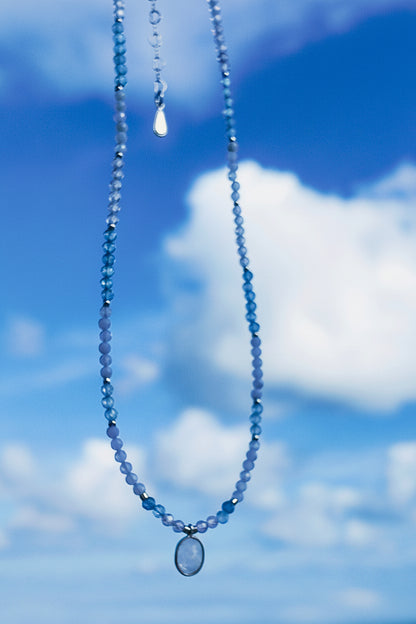 Colar Duna Tündöklés da Körössy — joia em prata 925 com água-marinha, ágata blue lace e pingente de pedra da lua, feito à mão.