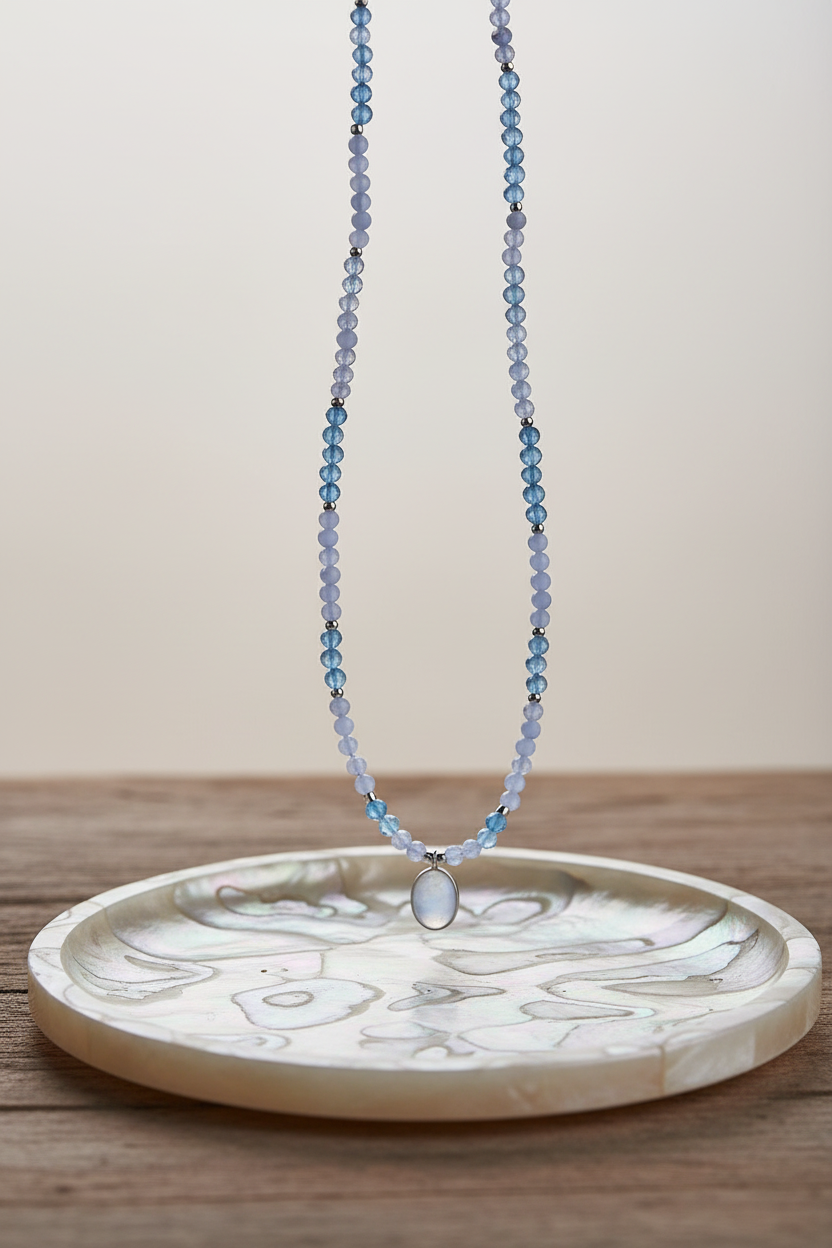 Colar Duna Tündöklés da Körössy — joia em prata 925 com água-marinha, ágata blue lace e pingente de pedra da lua, feito à mão.