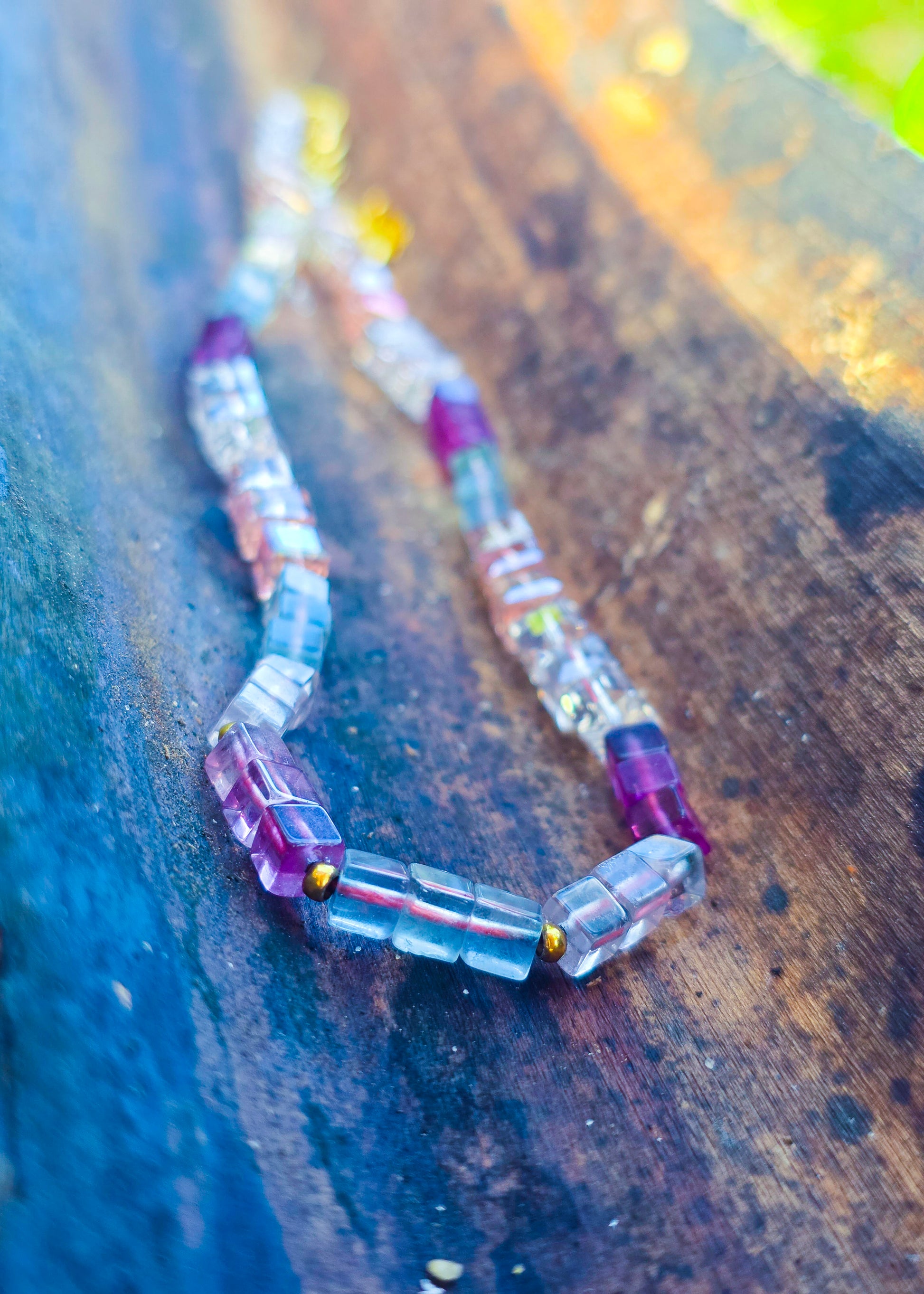 Colar Élénk Arco-Íris (Szivárvány Fény) da Körössy — semijoia banhada a ouro 18k com fluorita arco-íris e cristal austríaco, feito à mão.