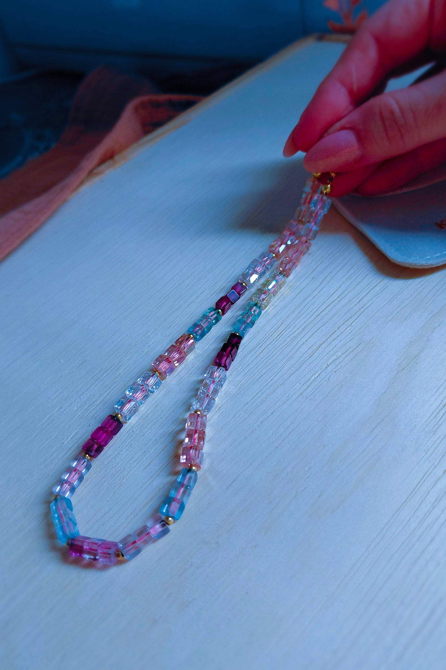 Colar Élénk Arco-Íris (Szivárvány Fény) da Körössy — semijoia banhada a ouro 18k com fluorita arco-íris e cristal austríaco, feito à mão.