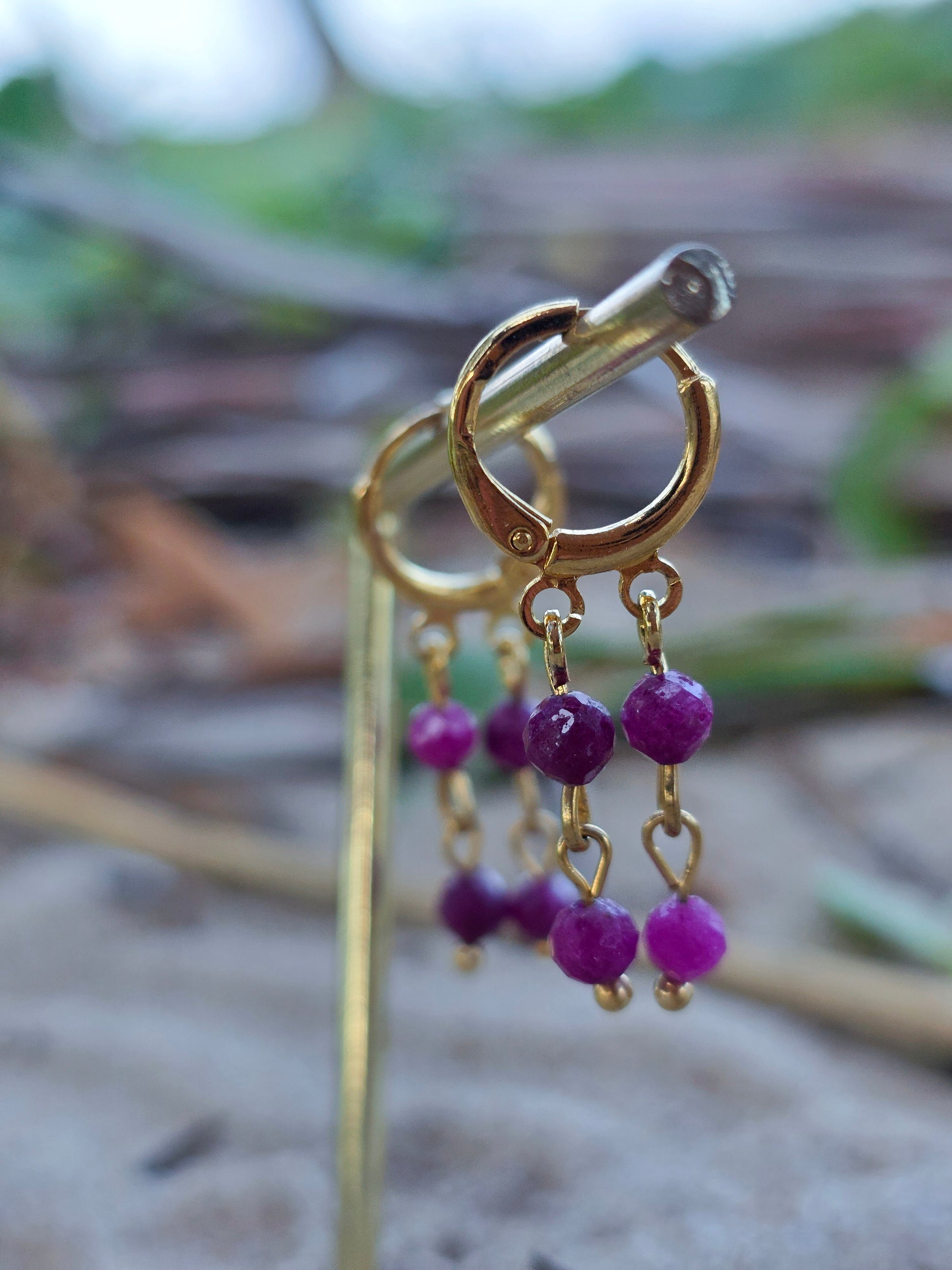 Brincos fluidos de rubi