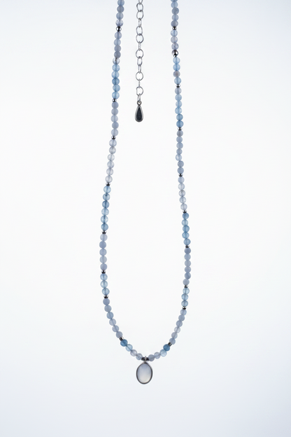 Colar Duna Tündöklés da Körössy — joia em prata 925 com água-marinha, ágata blue lace e pingente de pedra da lua, feito à mão.