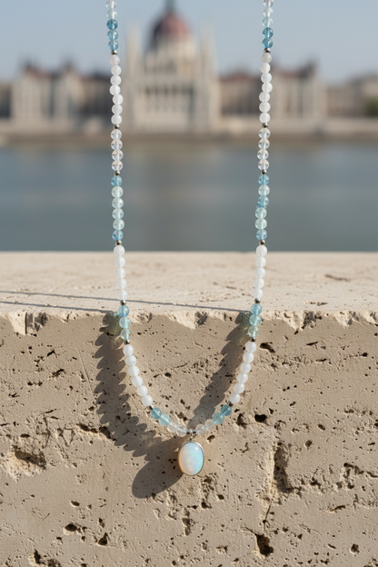 Colar Duna Tündöklés da Körössy — joia em prata 925 com água-marinha, ágata blue lace e pingente de pedra da lua, feito à mão.