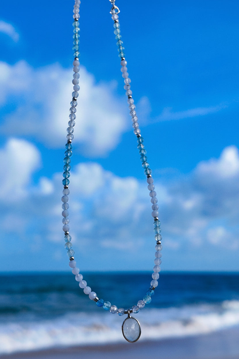 Colar Duna Tündöklés da Körössy — joia em prata 925 com água-marinha, ágata blue lace e pingente de pedra da lua, feito à mão.