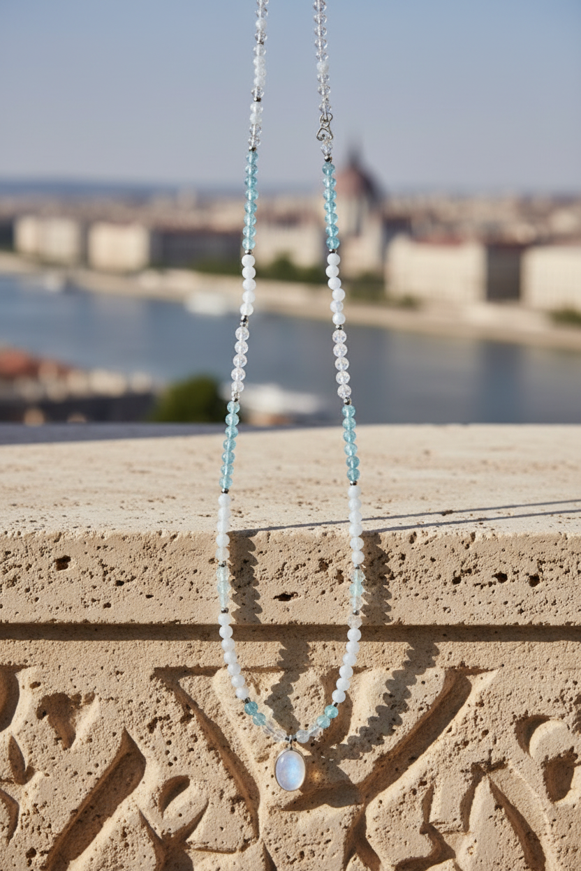 Colar Duna Tündöklés da Körössy — joia em prata 925 com água-marinha, ágata blue lace e pingente de pedra da lua, feito à mão.