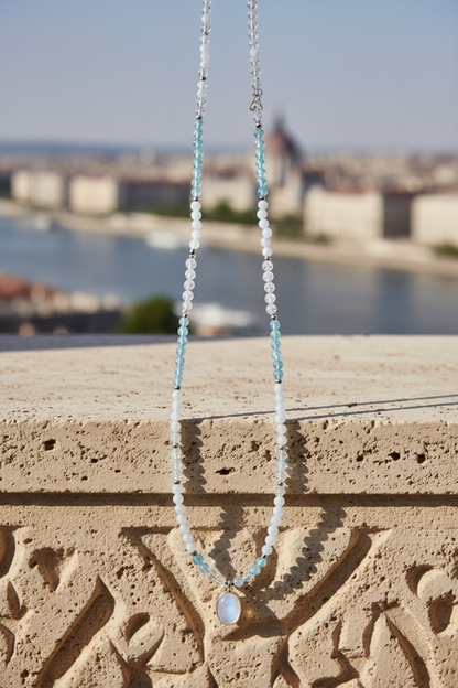 Colar Duna Tündöklés da Körössy — joia em prata 925 com água-marinha, ágata blue lace e pingente de pedra da lua, feito à mão.