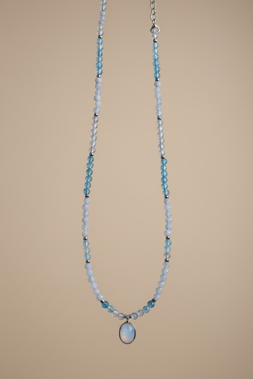 Colar Duna Tündöklés da Körössy — joia em prata 925 com água-marinha, ágata blue lace e pingente de pedra da lua, feito à mão.