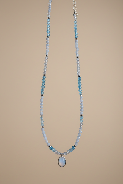 Colar Duna Tündöklés da Körössy — joia em prata 925 com água-marinha, ágata blue lace e pingente de pedra da lua, feito à mão.