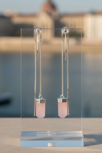 Brincos Pasztell — Fio Rosa da Körössy — joia em prata 925 com quartzo rosa, feito à mão.