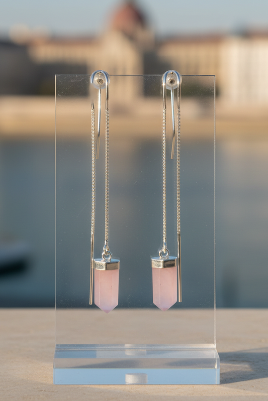 Brincos Pasztell — Fio Rosa da Körössy — joia em prata 925 com quartzo rosa, feito à mão.
