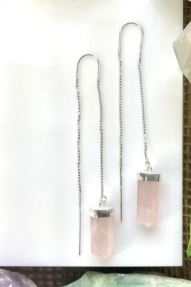 Brincos Pasztell — Fio Rosa da Körössy — joia em prata 925 com quartzo rosa, feito à mão.