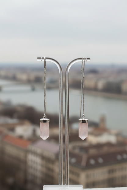 Brincos Pasztell — Fio Rosa da Körössy — joia em prata 925 com quartzo rosa, feito à mão.