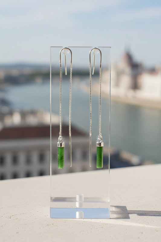 Brincos Liget — Broto da Körössy — joia em prata 925 com turmalina verde bruta, feito à mão.