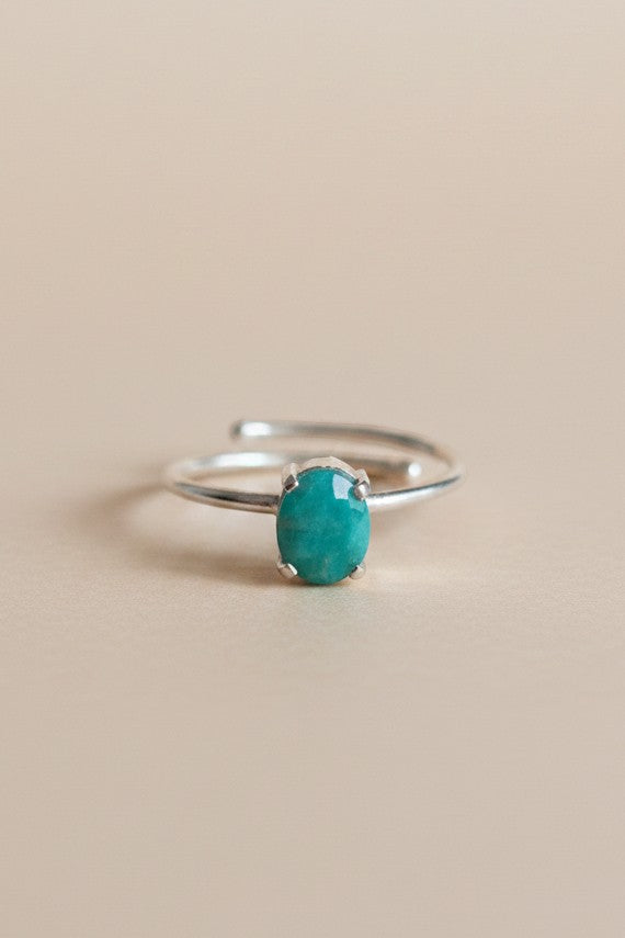 Anel Duna Folyó da KÖRÖSSY em prata 925 com amazonita azul-esverdeada oval, design ajustável.