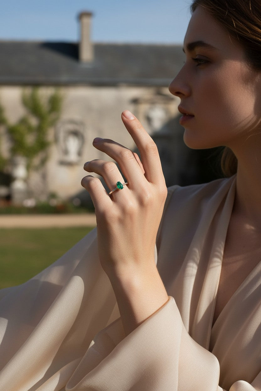KÖRÖSSY | Anel em prata 925 com esmeralda verde profunda, design ajustável e único.