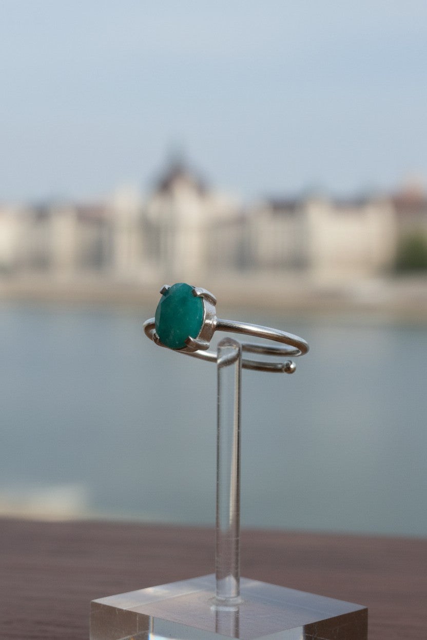 Anel Duna Folyó da KÖRÖSSY em prata 925 com amazonita oval azul-esverdeada, design ajustável e atemporal.