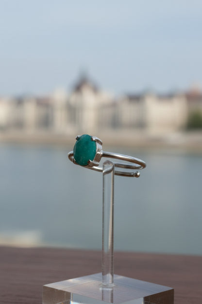 Anel Duna Folyó da KÖRÖSSY em prata 925 com amazonita oval azul-esverdeada, design ajustável e atemporal.