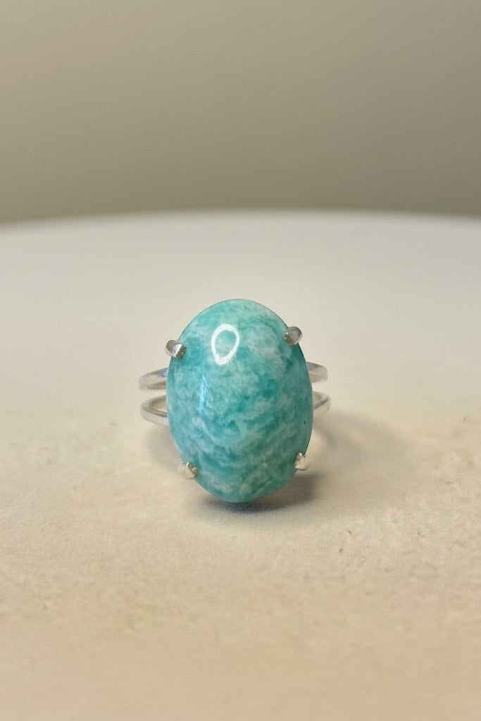 Anel KÖRÖSSY | Joias e Semijoias delicadas e autorais em prata 925 com amazonita verde-água em lapidação cabochão oval.