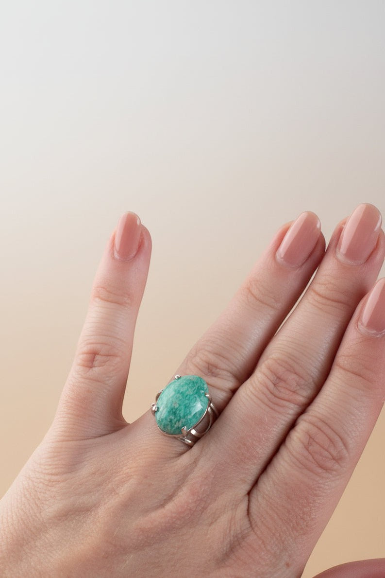 Anel KÖRÖSSY | Joias e Semijoias delicadas e autorais em prata 925 com amazonita verde-água lapidação cabochão.