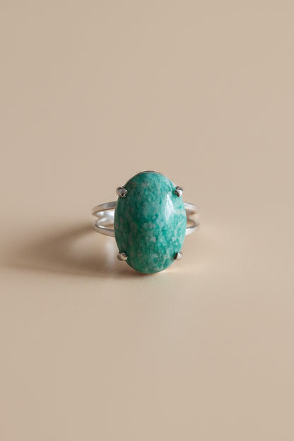 Anel KÖRÖSSY em prata 925 com amazonita verde-água lapidação cabochão oval, estilo minimalista.
