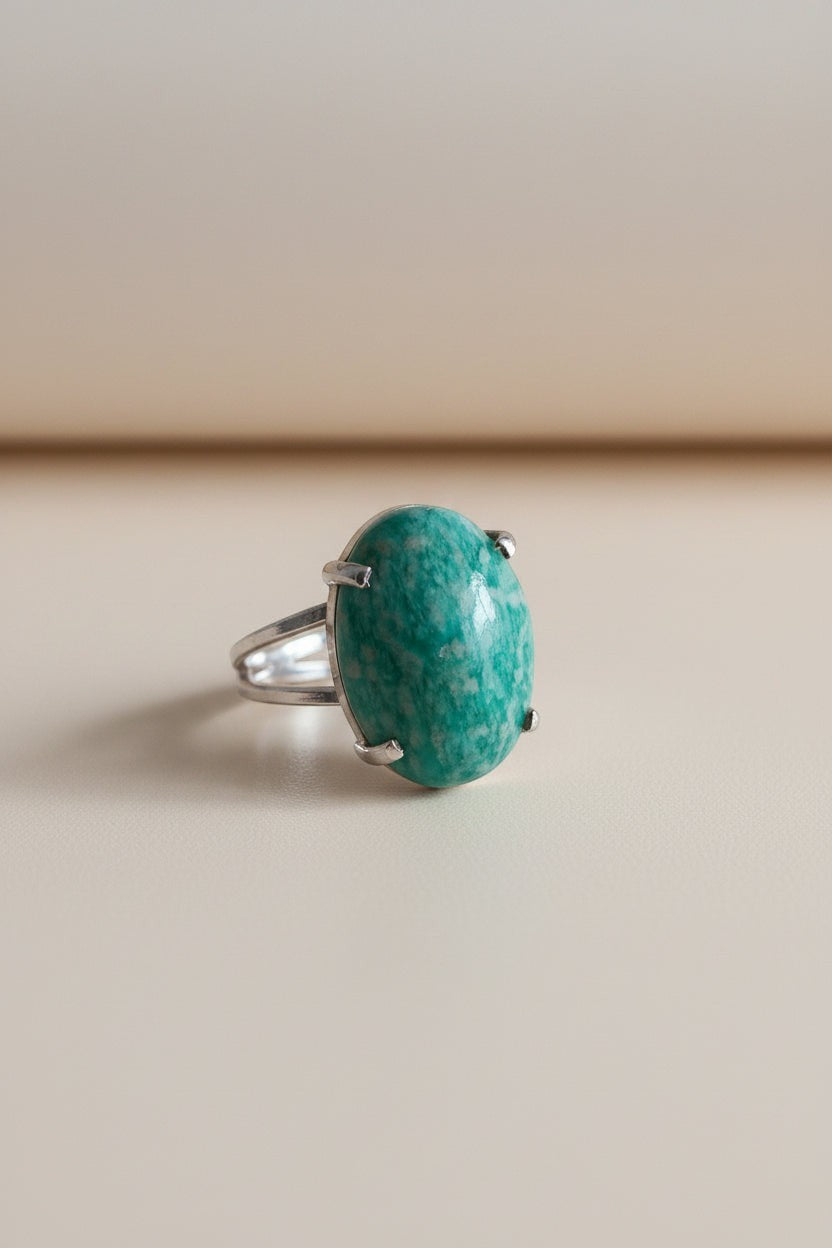 Anel KÖRÖSSY em prata 925 com amazonita verde-água lapidação cabochão oval, ajustável.