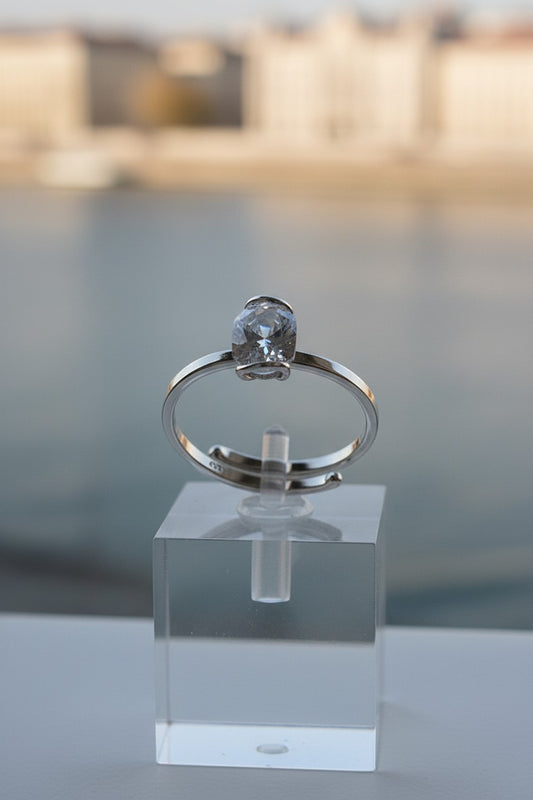 Anel KÖRÖSSY | Joias e Semijoias delicadas e autorais em prata 925 com cristal Herkimer bruto transparente e ajustável.