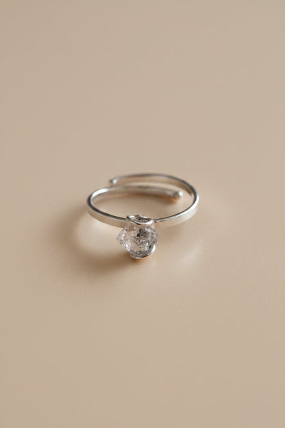 Anel KÖRÖSSY | Joias e Semijoias delicadas e autorais em prata 925 com cristal Herkimer bruto transparente e ajustável.