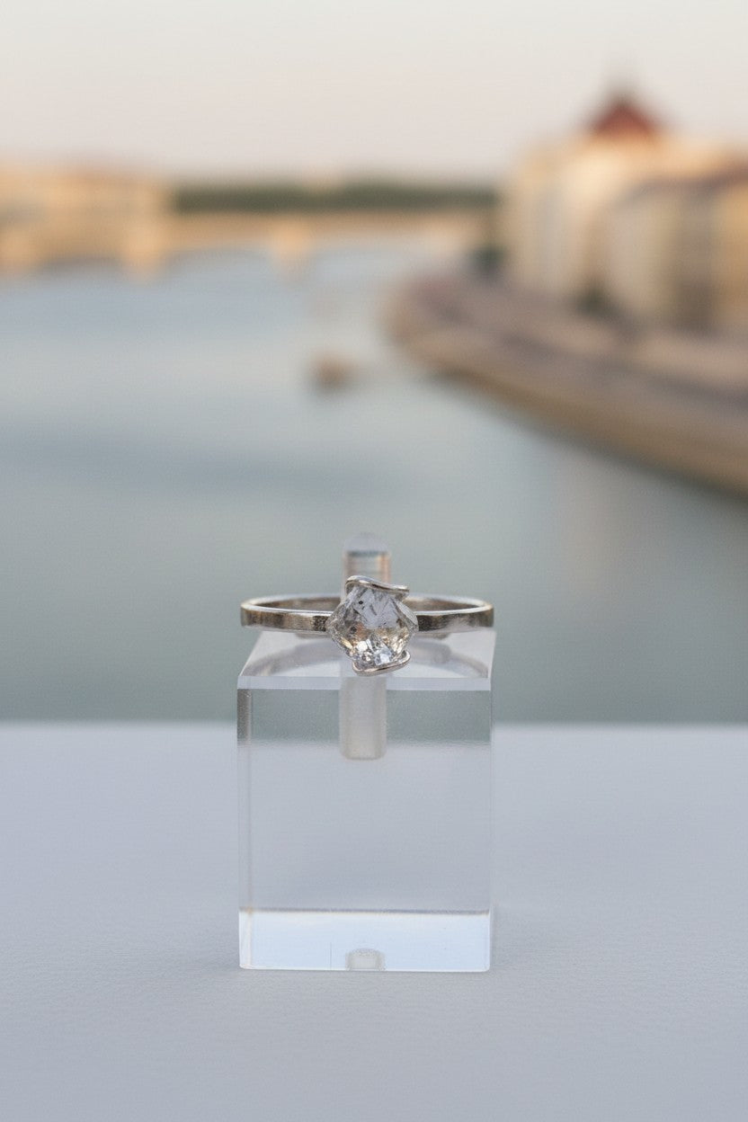 Anel KÖRÖSSY | Joias e Semijoias delicadas e autorais em prata 925 com cristal Herkimer bruto transparente e ajustável.