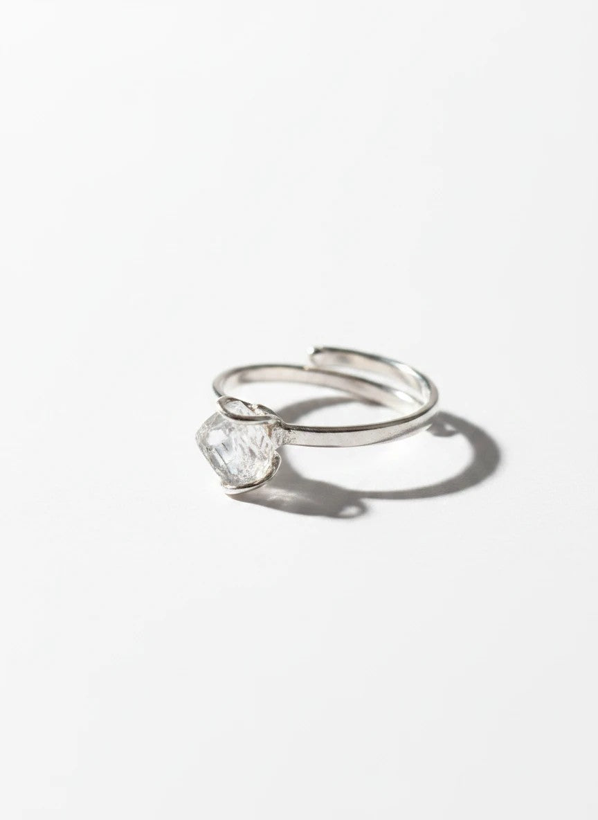 Anel KÖRÖSSY | Joias e Semijoias delicadas e autorais em prata 925 com cristal Herkimer bruto e transparente, tamanho ajustável.