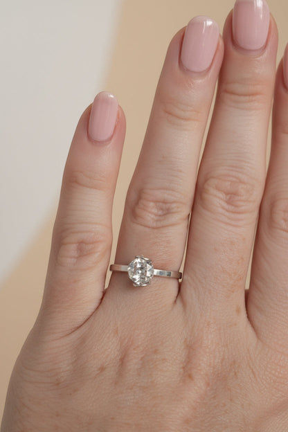 Anel KÖRÖSSY em prata 925 com cristal Herkimer bruto transparente e facetado, peça única ajustável.